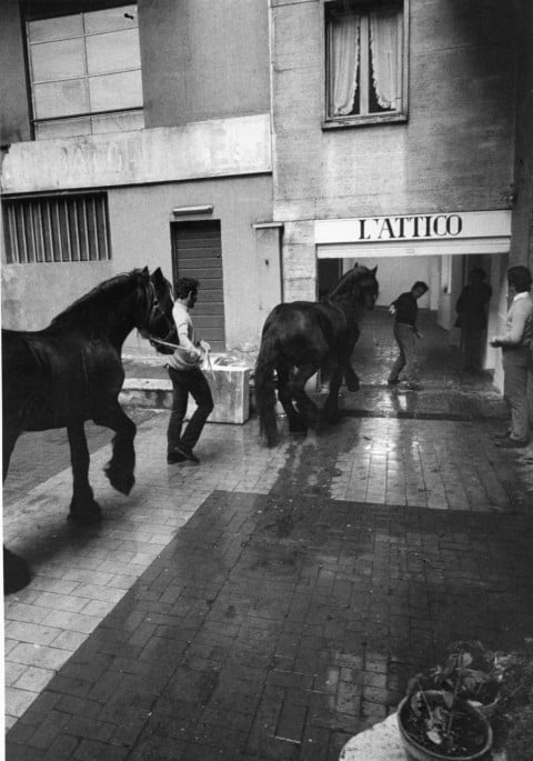 Fabio Sargentini e i cavalli di Kounellis, davanti L'Attico