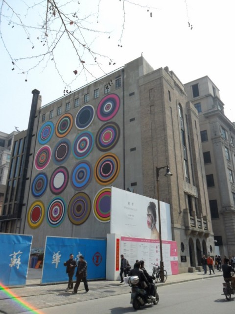 Bharti Kher, Target Queen, 2014, facciata nord del Rockbund Art Museum, Shanghai