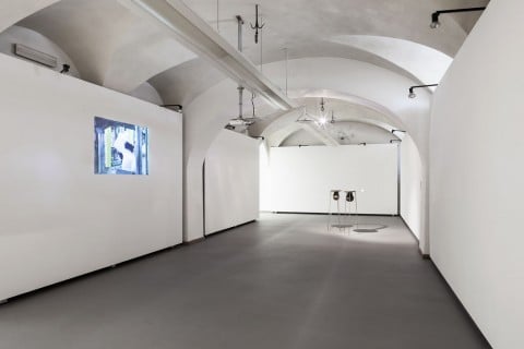 A sinistra Anna Franceschini, Polistirene, e a destra Lupo Borgonovo, Lachrymal Helms - Galleria Civica (foto di Alberto Sinigaglia)