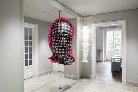 Patrick Tuttofuoco, Svevo (Fucsia), 2014, installazione dell’opera presso Ermanno Previdi, Milano. Courtesy Studio Guenzani, Milano. Foto © Andrea Rossetti