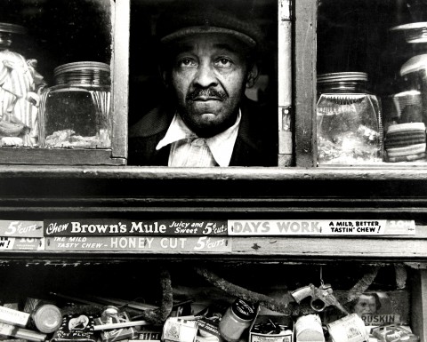 Morris Engel, Negoziante di Harlem, New York City, 1937 © Morris Engel Archive / Courtesy Howard Greenberg Gallery, New York