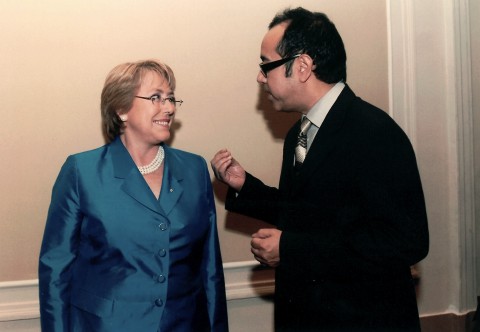 Antonio Arévalo con il presidente Michelle Bachelet