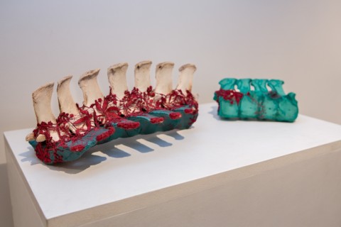Un'opera di Eva Gerd alla galleria Rossmut di Roma