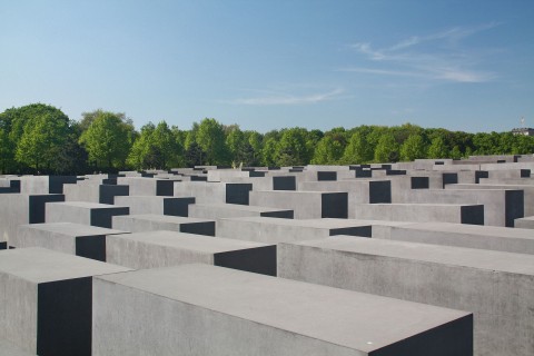 Holocaust Mahnmal Lo Strillone: materiali scadenti per il Memoriale della Shoah di Berlino su Libero. E poi Rosso e Pontormo a Firenze, fumetti all’asta...