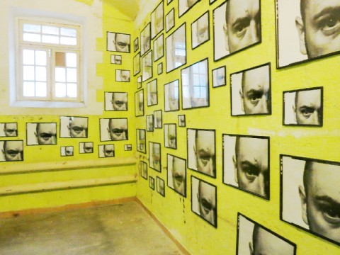 La disparition des lucioles,Installation view, prigioni di Sant’Anna, Fondation Lambert, Avignon, Francia