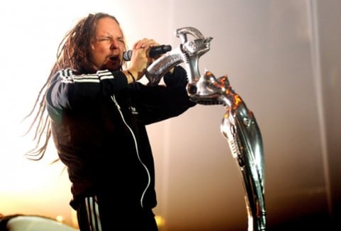 Jonathan Davis della band Korn, si esibisce con l'asta da microfono designed by H.R. Giger - photo Shirlaine Forrest/Wire Image