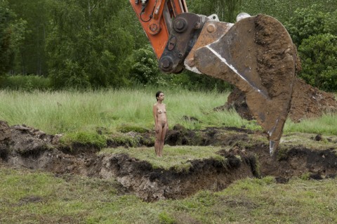 Regina Josè Galindo, Tierra, 2013, photograph, Courtesy prometeogallery di Ida Pisani