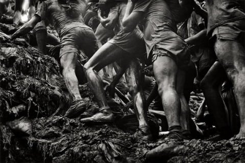  Sebastião Salgado – “Brasil”, Gold Mines, Serra Pelada, 1986 © Sebastião Salgado/Amazonas Images/Contrasto