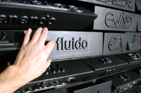 David Reimondo - TEXT, Legno intagliato, acrilico. Prismi di diverse lunghezze che roteano manualmente su tubi in alluminio