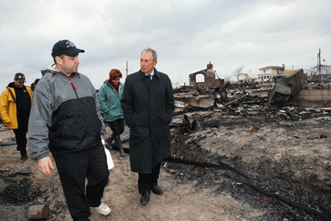 Il sindaco di New York Bloomberg visita le aree della città devastate dall'uragano Sandy