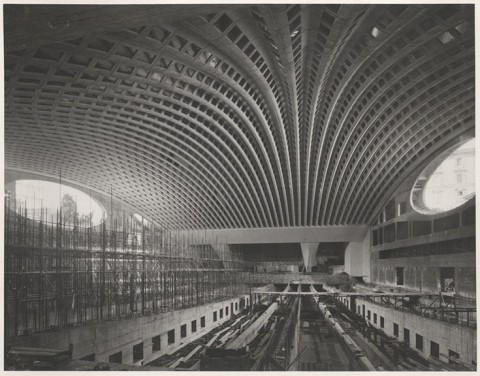 Pier Luigi Nervi – Aula delle udienze pontificie in Vaticano (1963-1971), Fotografia, veduta dell’interno dell’Aula dal trono verso il fondo, s.d., Fotografia b/n, courtesy Fondazione MAXXI