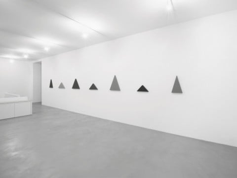 Alan Charlton, veduta parziale della mostra. Courtesy A arte Invernizzi, Milano - Foto Bruno Bani