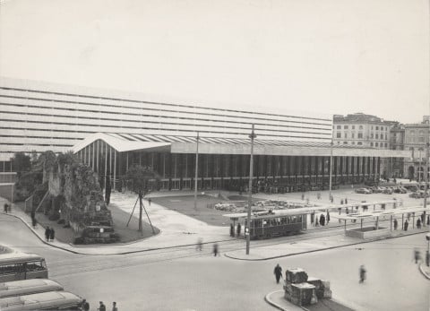 Stazione Termini, Roma. 1947/1950 particolare esterno,  Fotografia b/n, courtesy Fondazione MAXXI