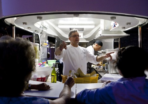 Mauro Uliassi nella postazione street food, a Demanio Marittimo.Km-278