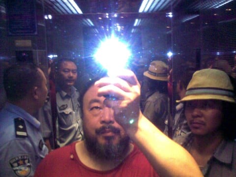 Ai Weiwei in ascensore