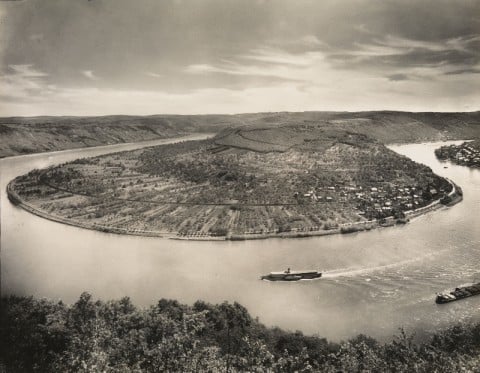 August Sander, Il Reno presso Boppard, Osterspey, 1938. Stampa alla gelatina d‘argento 22,9 x 29,3 cm. Sammlung Lothar Schirmer, München © Die Photographische Sammlung, SK Stiftung Kultur  – August Sander Archiv, Köln, VG Bild-Kunst, Bonn 2014 