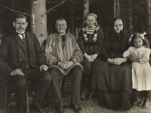 August Sander, La famiglia nelle sue generazioni 1912. Stampa alla gelatina d‘argento 21,5 x 28,6 cm. Sammlung Lothar Schirmer, München © Die Photographische Sammlung, SK Stiftung Kultur  – August Sander Archiv, Köln,  VG Bild-Kunst, Bonn 2014 