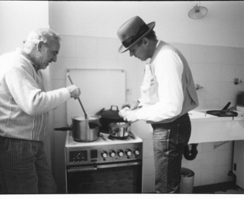 Beuys e Buby cucinano il famoso Stufato Drake Plarz, Dusseldorf1980. Foto Buby Durini, courtesy Arch. De Domizio Durini
