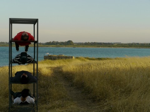 La performance di Francesco Schiavulli a Torre Guaceto