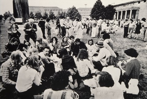 Lucrezia De Domizio Durini con Beuys, esterno Documenta VI Kassel 1977. Foto Buby Durini, courtesy Arch. De Domizio Durini