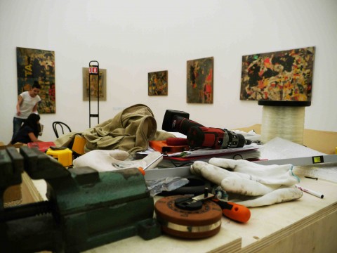 Si lavora a Palazzo Reale prima dell'opening della mostra di Rotella
