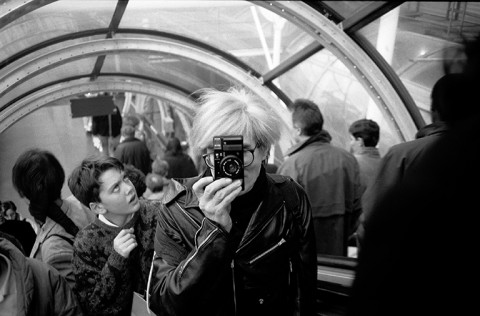 Christopher Makos -  Andy Warhol al Centre Pompidou nel 1986 © Christopher Makos 