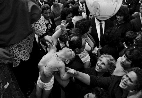 Ferdinando Scianna – FESTA DI SANT’ALFIO, CIRINO E FILADEFO, TRE CASTAGNI | 1963 | Carbon print on cotton paper | cm 50x73 | Courtesy of Artistocratic