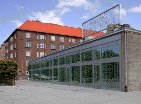 Gli sticker di Grunilla Klingberg sulla facciata della Malmö Konsthall, 2014 Photo: Helene Toresdotter