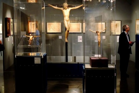 La sala con i crocifissi nella mostra dei Musei Capitolini