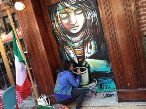 Street art a Little Italy - Alice Pasquini all'opera