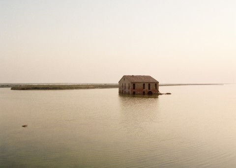 Luigi Ghirri, Argine Agosta Comacchio, 1989 - da Il profilo delle nuvole (1980-1992) - Collezione privata, Verona