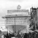 Gianni Berengo Gardin, Una grande nave, vista da via Garibaldi, mentre passa davanti alla Riva dei 
Sette Martiri, dopo aver lasciato il bacino San Marco, Venezia, aprile 2013 
© Gianni Berengo Gardin-Courtesy Fondazione Forma per la Fotografia