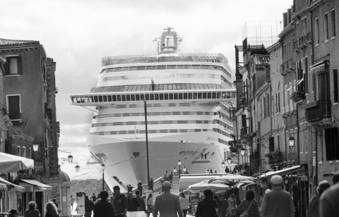 Gianni Berengo Gardin, Una grande nave, vista da via Garibaldi, mentre passa davanti alla Riva dei  Sette Martiri, dopo aver lasciato il bacino San Marco, Venezia, aprile 2013  © Gianni Berengo Gardin-Courtesy Fondazione Forma per la Fotografia