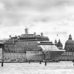 Gianni Berengo Gardin, La Celebrity Silhouette allo sbocco del canale della Giudecca nel Bacino di San Marco tra l'Isola di San Giorgio e la Punta della Dogana, Venezia, aprile 2013  © Gianni Berengo Gardin-Courtesy Fondazione Forma per la Fotografia