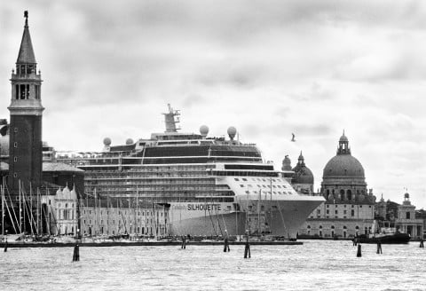 Gianni Berengo Gardin, La Celebrity Silhouette allo sbocco del canale della Giudecca nel Bacino di San Marco tra l'Isola di San Giorgio e la Punta della Dogana, Venezia, aprile 2013  © Gianni Berengo Gardin-Courtesy Fondazione Forma per la Fotografia