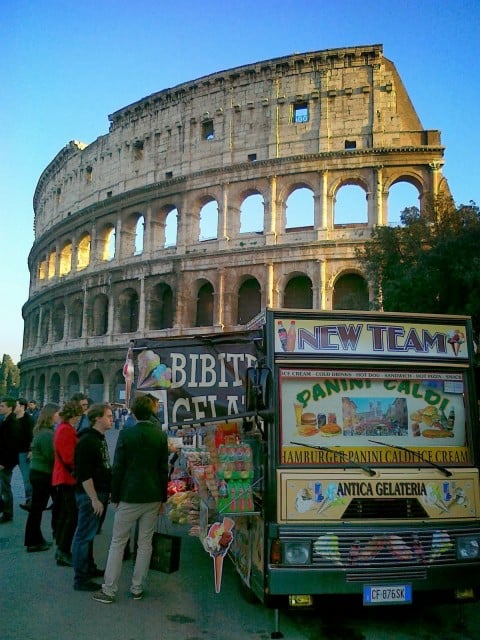 Il Colosseo impallato da un camion bar