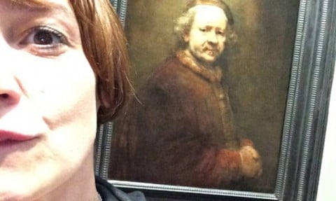 Il selfie di Zoe Williams con Rembrandt (foto The Guardian)