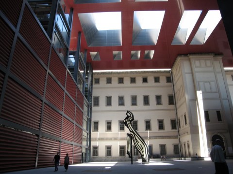 Lo spazio del Museo Reina Sofía ideato da Jean Nouvel