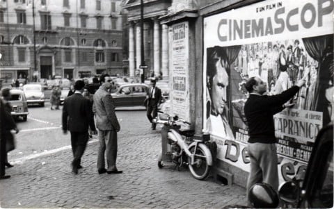 Mimmo Rotella in Piazza del Popolo, a Roma