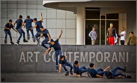 Acrobazie sui rollerblade di fronte al Macba