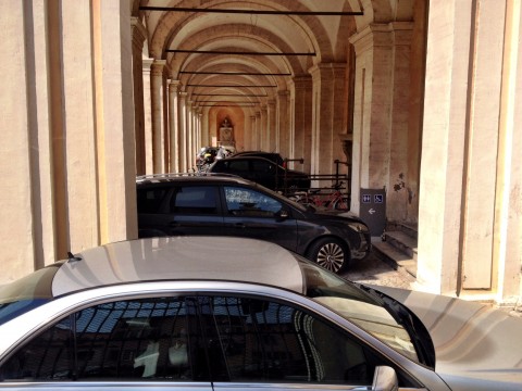 Auto in sosta a Palazzo Corsini