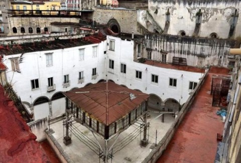 Il chiostro della chiesa di Santa Caterina a Formiello