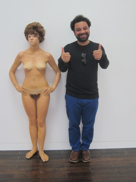 Cedar Lewisohn in studio con modella in resina