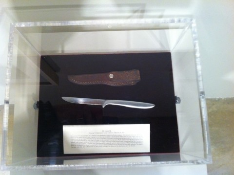 Il coltello che Chris Burden usò in TV Hijack - Orange County Museum of Art, Newport Beach - photo Francesco Spampinato