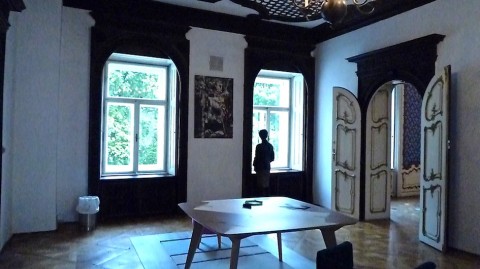 Istituto Italiano di cultura a Vienna – al centro della sala, tavolo Lambro, design Andrea Casati