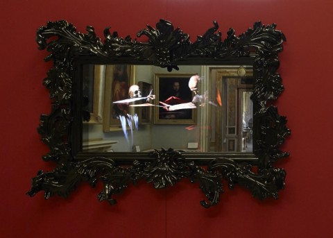 Mat Collishaw, Black Mirror, Sala XVI, San Gerolamo, cm 105 x 137 x 34, vetro di Murano, specchio di sorveglianza, acciaio, legno, lacca, schermo LCD 40’ e disco rigido. Foto di Andrea Simi