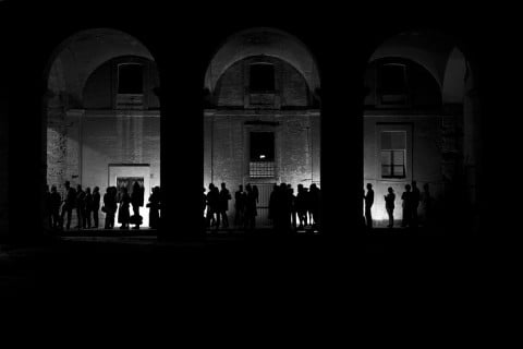 Motus - King Arthur, il pubblico in fila nel chiostro degli Agostiniani, foto di Gianluca Panareo