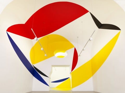 Felice Varini, Rosso nero giallo blu per scudo trapezio e disco - Napoli, 2014