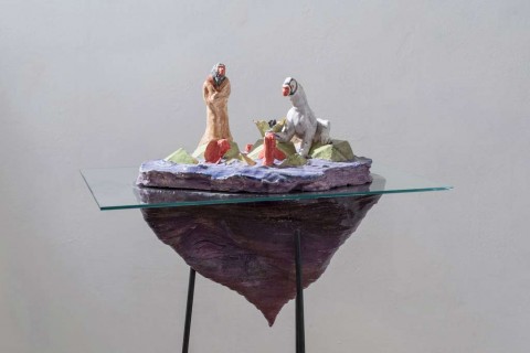 Simone Bertugno, L'Orizzonte degli eventi , Ogle 2, 2014. Ceramica policroma, vetro, ferro. Foto Giorgio Benni