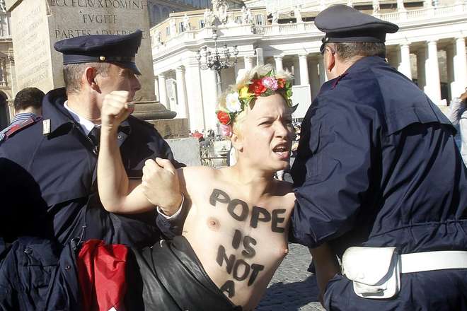 Femen a Piazza San Pietro, bloccate dai poliziotti nel 2014
